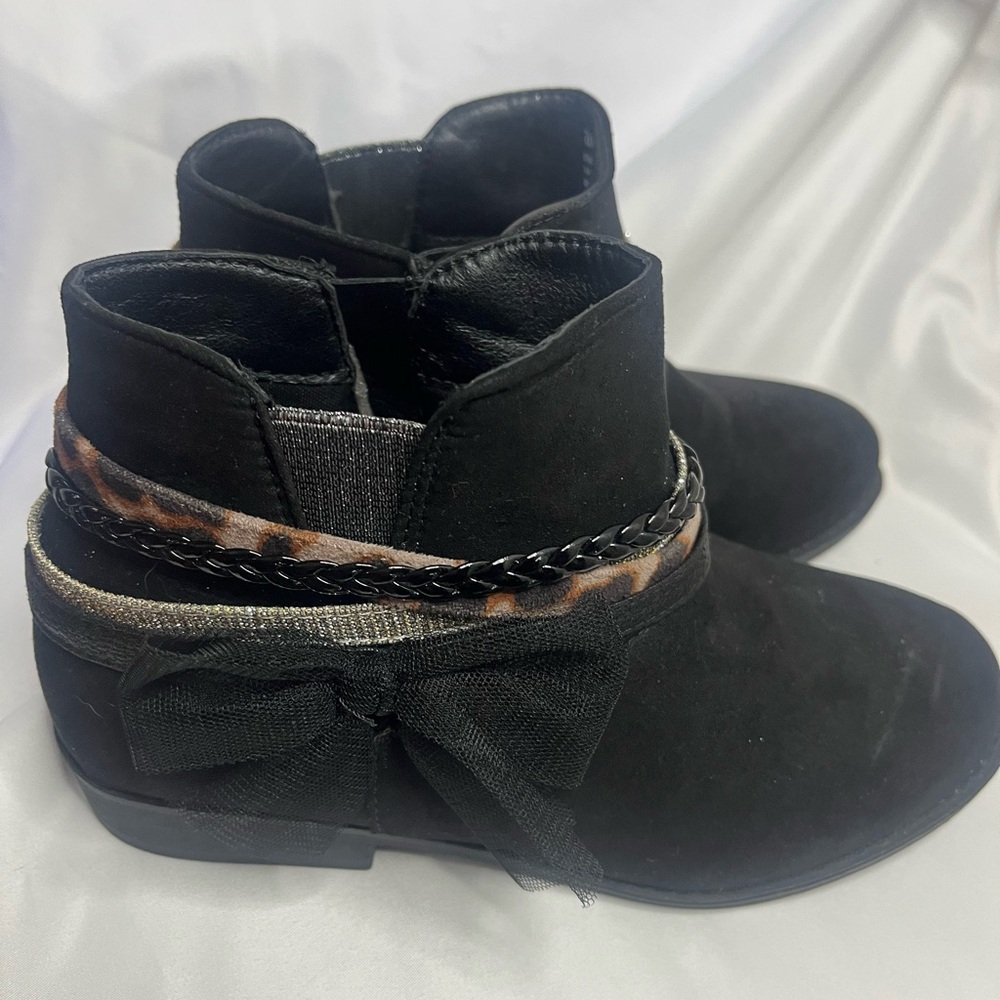 ANNIE Black Ankle Boots with bow and Chain Accent